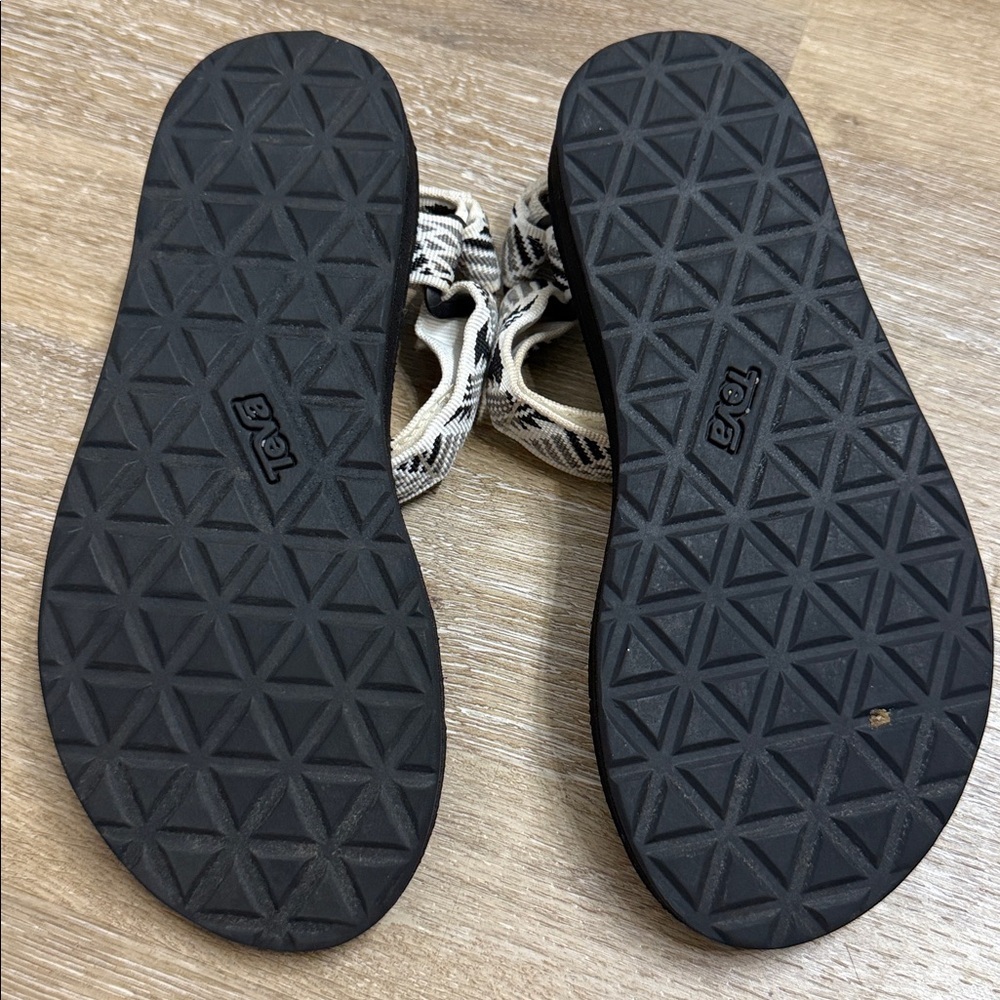 Teva Size 6 Beige and Black Sandals - Picture 6 of 6